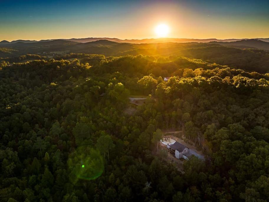 The Llaguna Lodge - New Cabin, Sleeps 10, Fire Pit, Hot Tub, In Blue Ridge , Ga Exterior photo