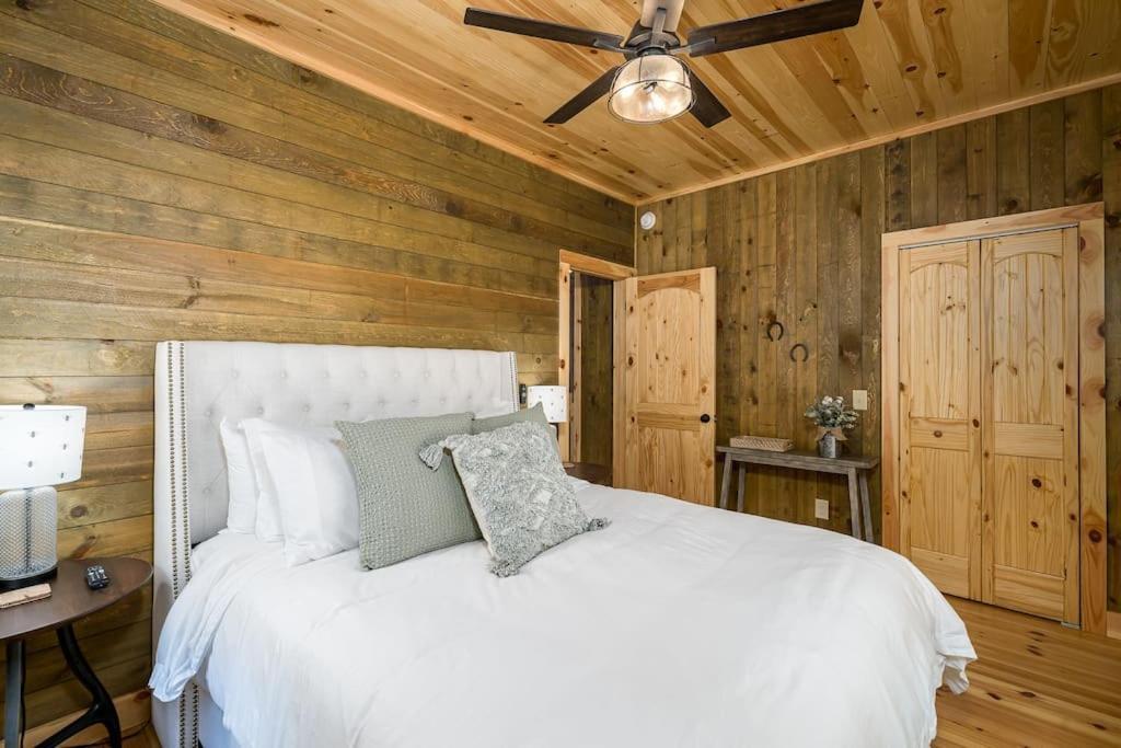 The Llaguna Lodge - New Cabin, Sleeps 10, Fire Pit, Hot Tub, In Blue Ridge , Ga Exterior photo